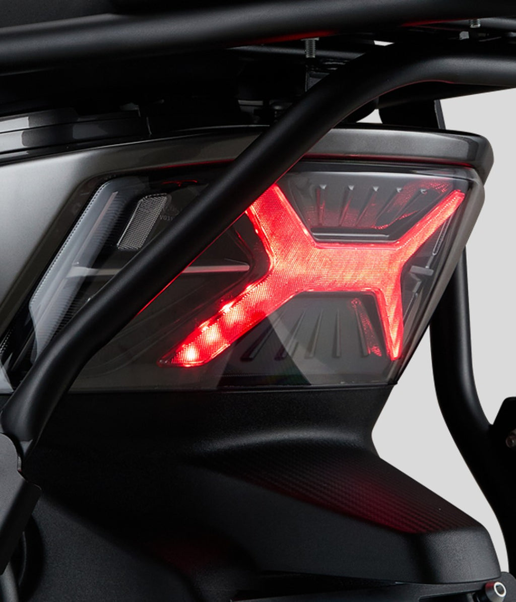 Moto Eléctrica REVOO C32 — luz trasera